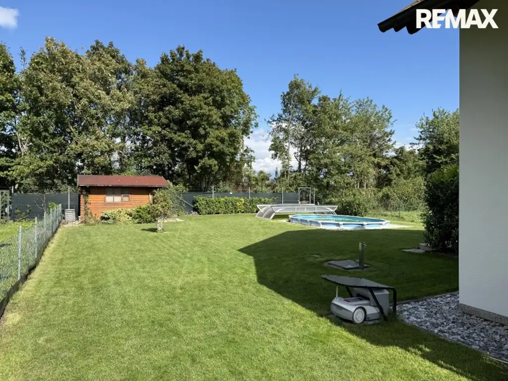 Seenahe Lage mit Badeplatz – Einfamilienhaus am Schloßsee (2. Reihe) inkl. Seezugang, ca. 125 m² Wfl.