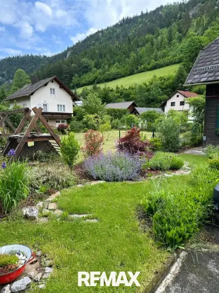 Zwei Häuser, ein Grundstück: Ihr neues Zuhause mit laufenden Mieteinnahmen