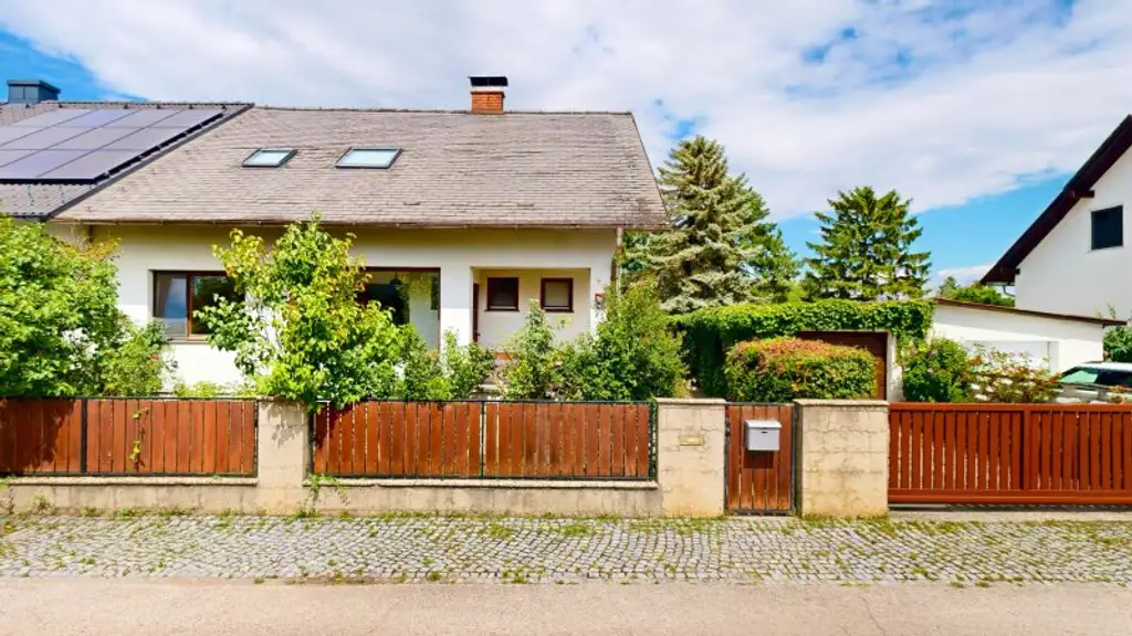 Bemerkenswertes Einfamilienhaus mit viel Entwicklungsmöglichkeit | Pool | Sauna | großer Garten