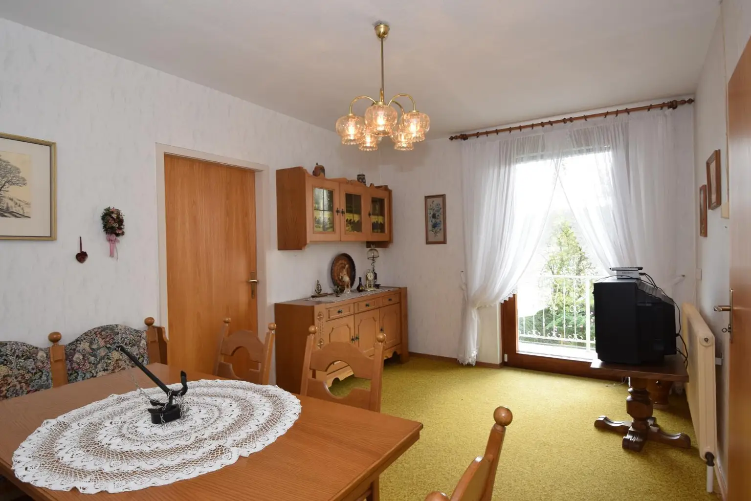 Esszimmer mit Balkonausgang