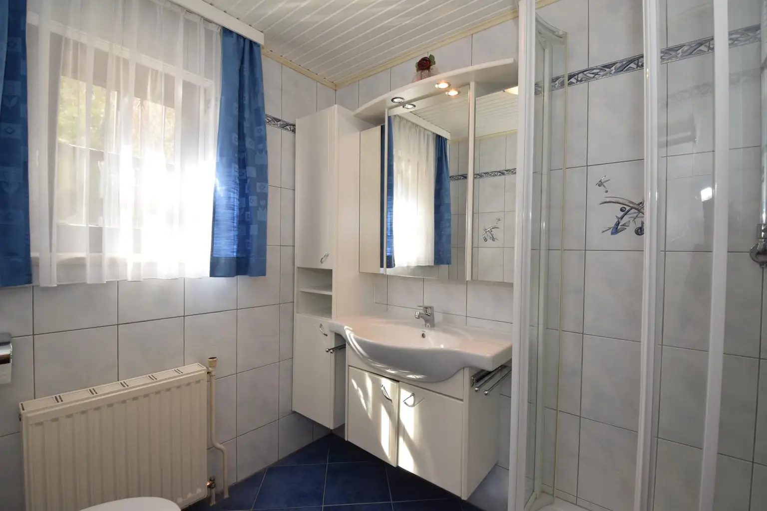 Badezimmer mit Dusche im Erdgeschoß