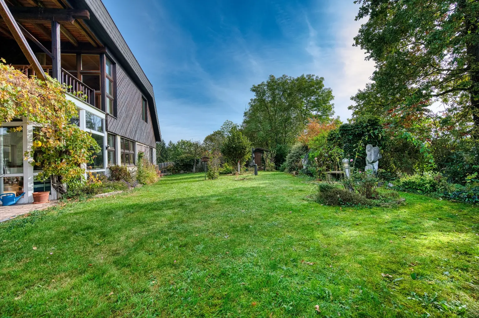Sie brauchen viel Platz? Wir haben die Lösung. Sanierungsbedürftiges Architektenhaus in bester Lage.