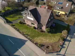 Hausansicht mit Garten