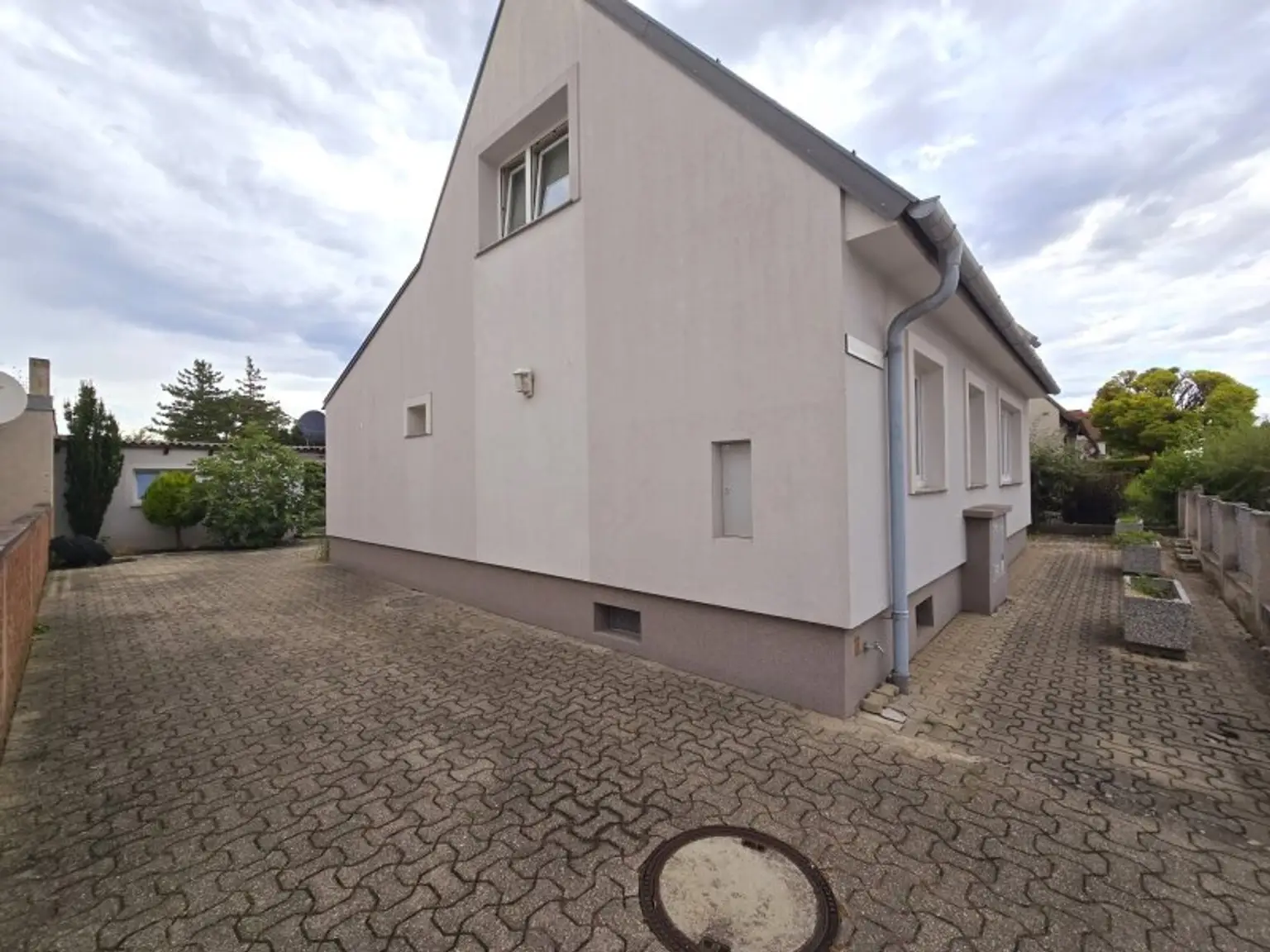 Charmantes Einfamilienhaus 125m² wohnfl. mit 791m²  Garten und überdachte Terrasse und Kaminanschluss in Leobersdorf – S-Bahn in der Nähe!