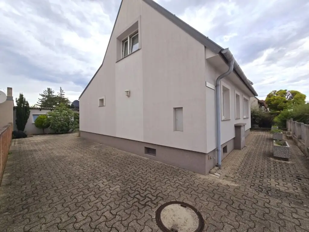 Charmantes Einfamilienhaus 125m² wohnfl. mit 791m²  Garten und überdachte Terrasse und Kaminanschluss in Leobersdorf – S-Bahn in der Nähe!