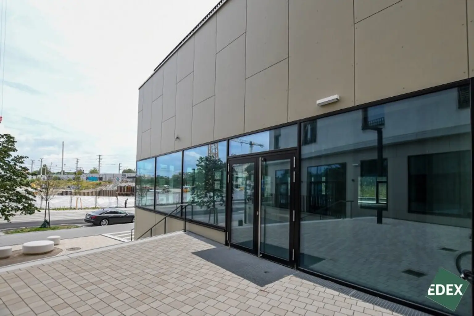 Erstbezug | Moderne Gewerbefläche mit hoher Sichtbarkeit und Terrasse auf zwei Etagen - unbefristet