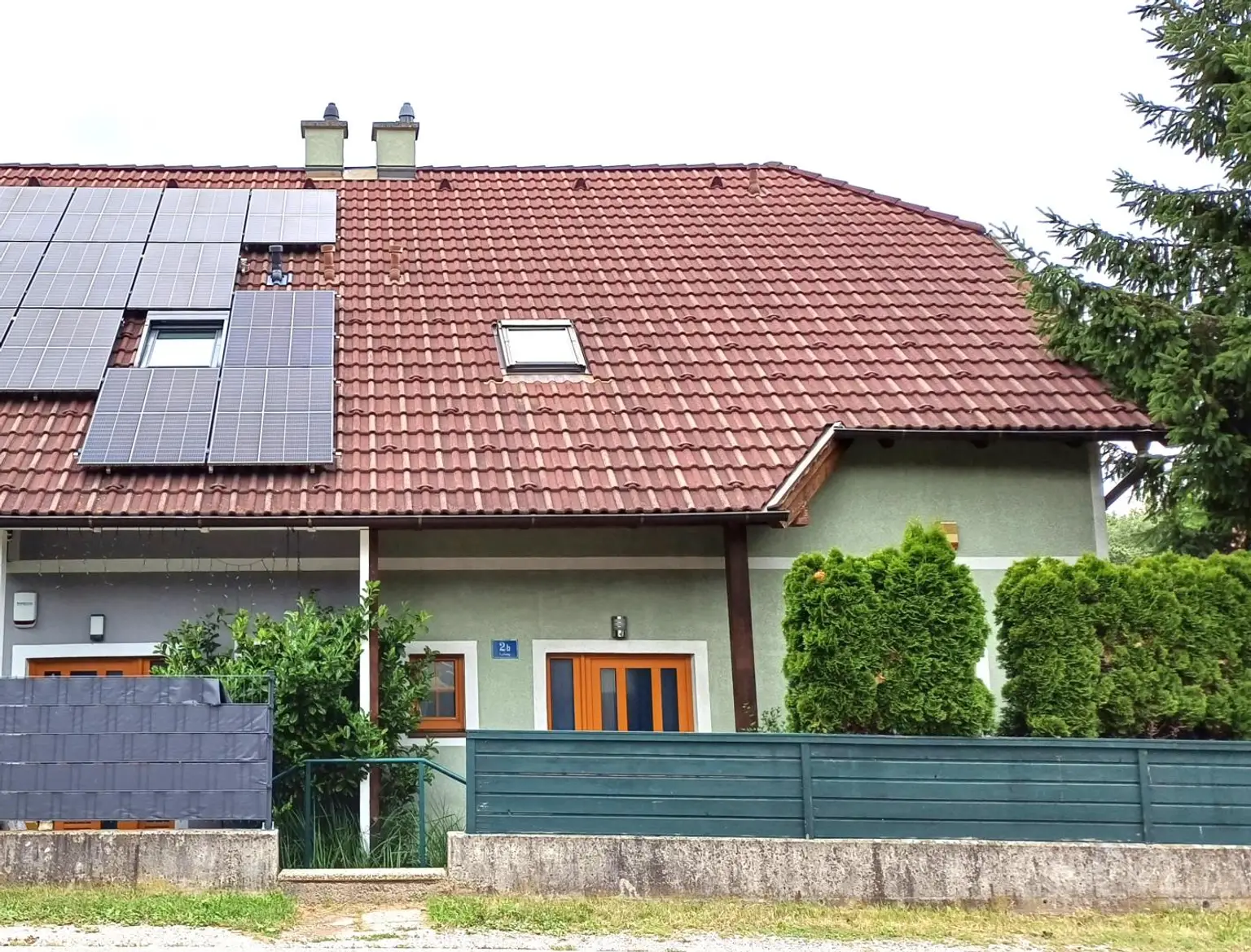 Doppelhaushälfte mit Keller, Garten, Carport und Lounge