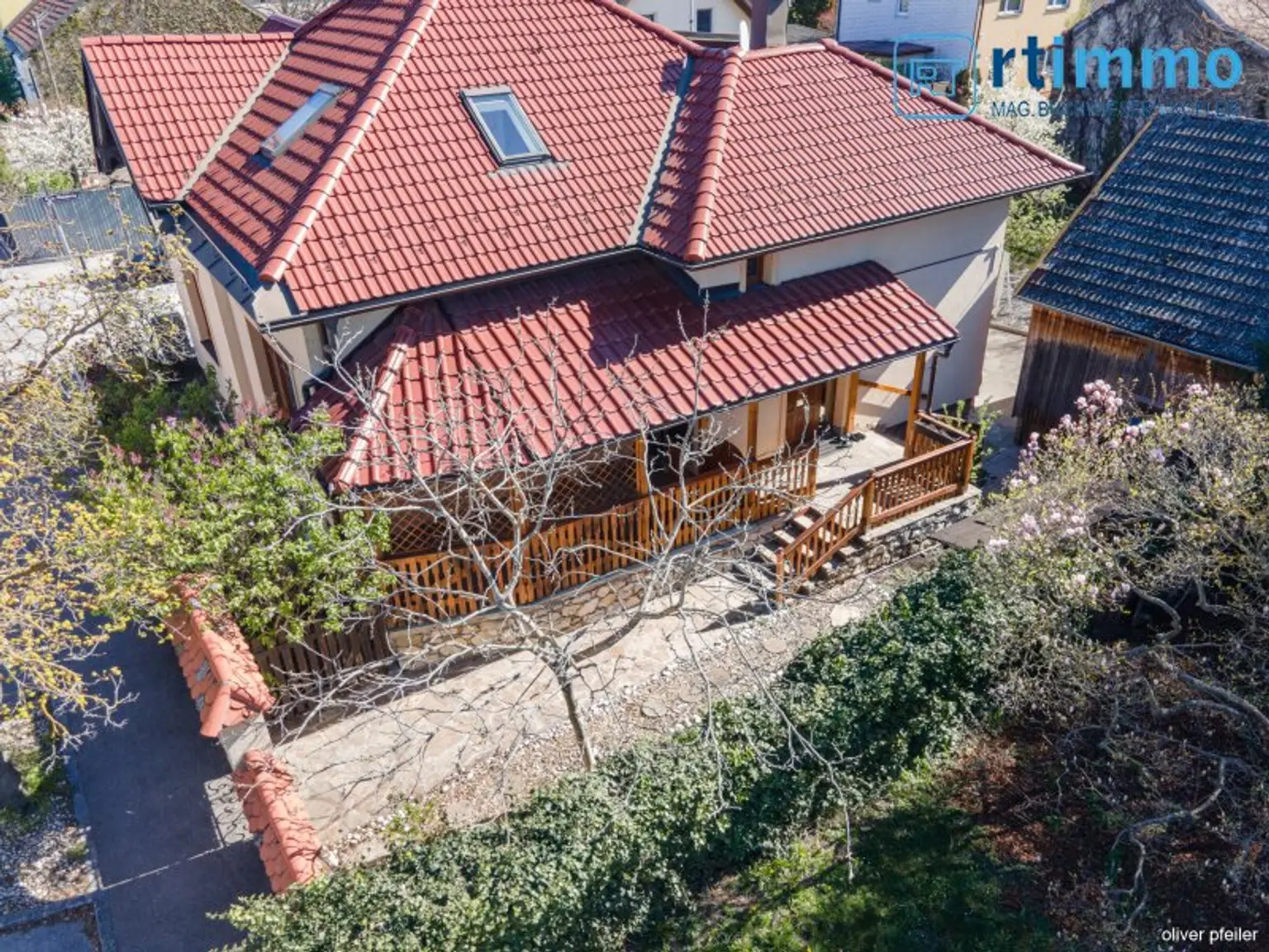 IHR FAMILIENDOMIZIL: KLIMATISIERTE GERÄUMIGE STADTVILLA MIT SCHÖNEM GARTEN, NEBENGEBÄUDEN UND SPIELPLATZ