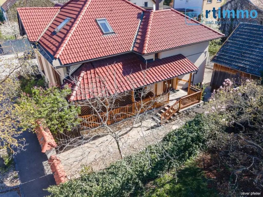 IHR FAMILIENDOMIZIL: KLIMATISIERTE GERÄUMIGE STADTVILLA MIT SCHÖNEM GARTEN, NEBENGEBÄUDEN UND SPIELPLATZ