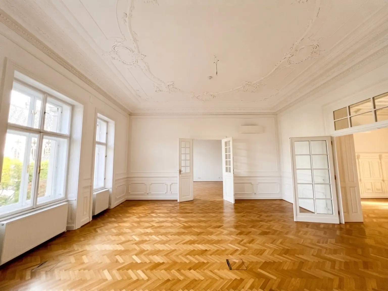 UNBEFRISTET: Prachtvolle Altbauwohnung der absoluten Königsklasse beim Schottentor