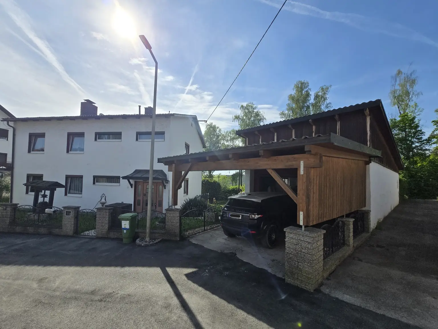 Einfamilienhaus mit Carport und Garage
