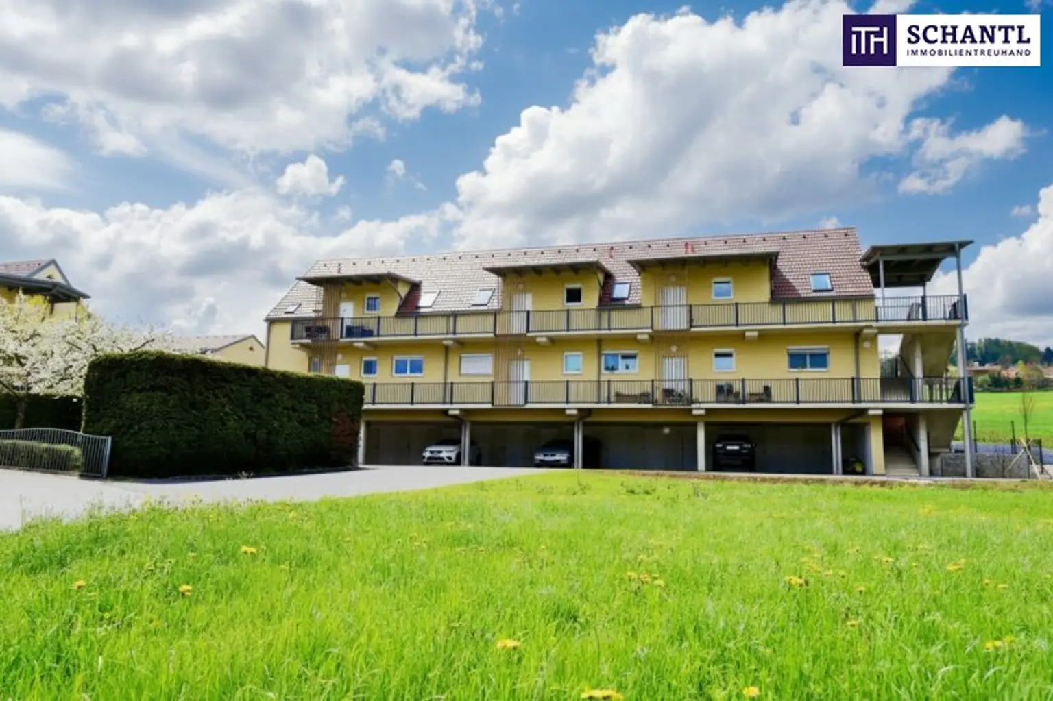 NOTVERKAUF! Schneller Verkauf aus gesundheitlichen Gründen – jetzt diese Gelegenheit ergreifen und gleichzeitig helfen! Grünoase mit Panoramablick: 3-Zimmer-Wohnung mit Süd/West-Dachterrasse!