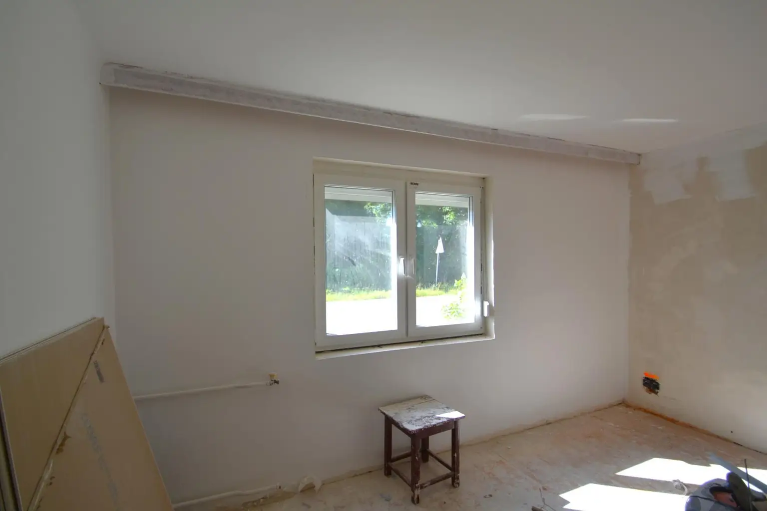 Zimmer im Erdgeschoß zur Straße