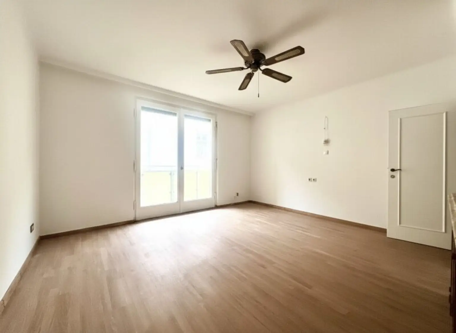 Wohnzimmer Richtung Balkon