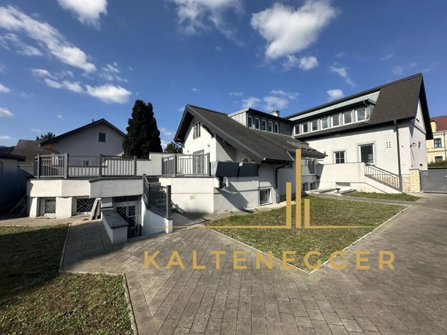 Sonnenbeschienenes Grundstück mit Blick auf die Hohe Wand - ein ländliches Mehrfamilienhaus und ein Einfamilienhaus
