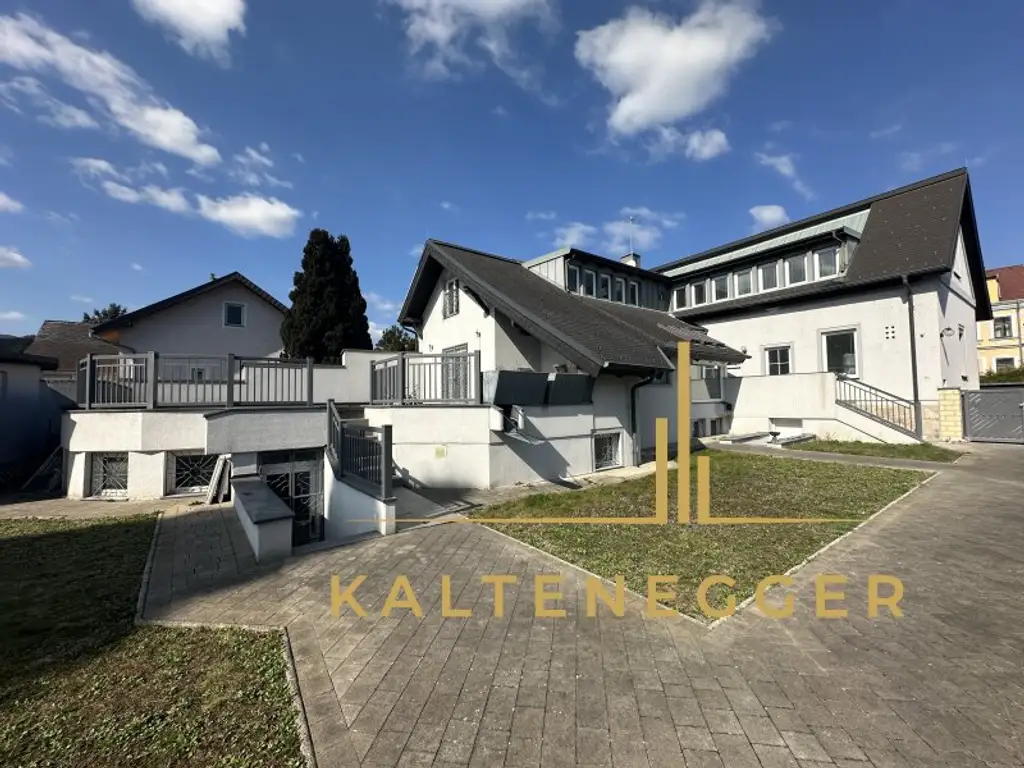Sonnenbeschienenes Grundstück mit Blick auf die Hohe Wand - ein ländliches Mehrfamilienhaus und ein Einfamilienhaus