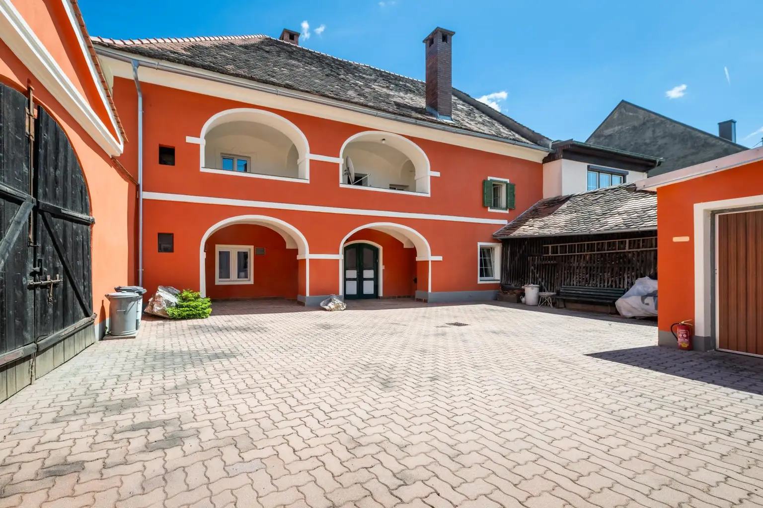 Innenhof mit Einfahrtstor und Garage