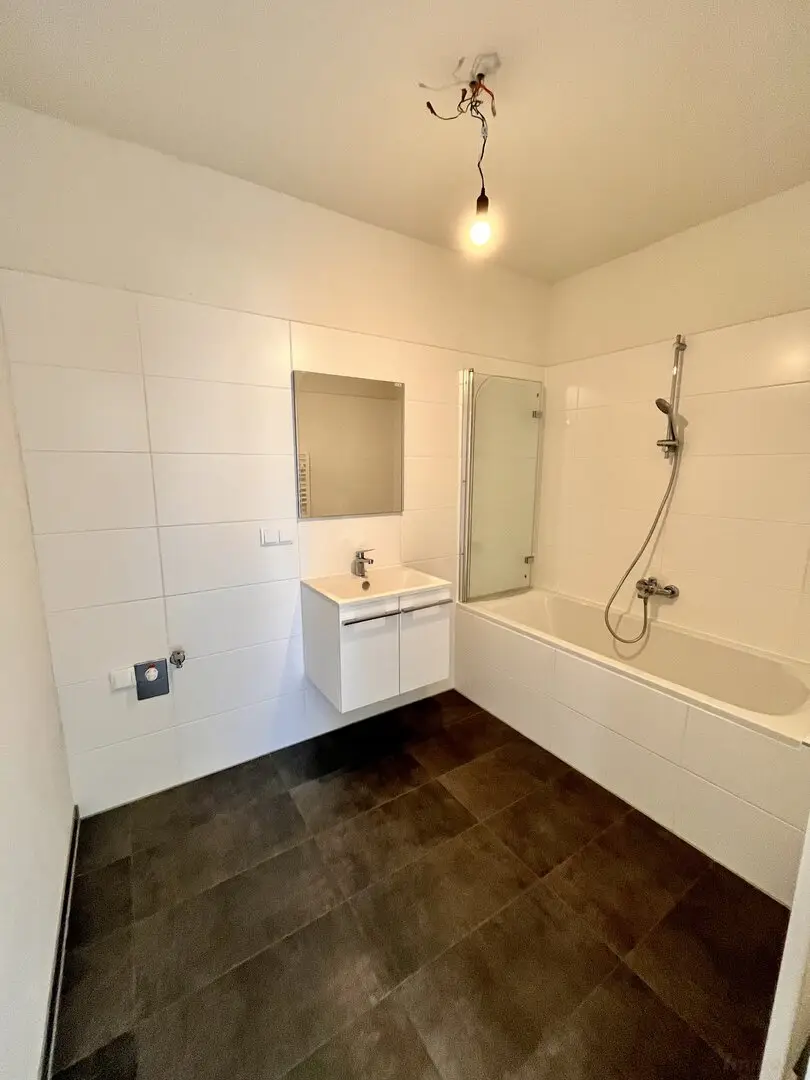 Bad mit Wanne    Duschwand, Platz für die  WM