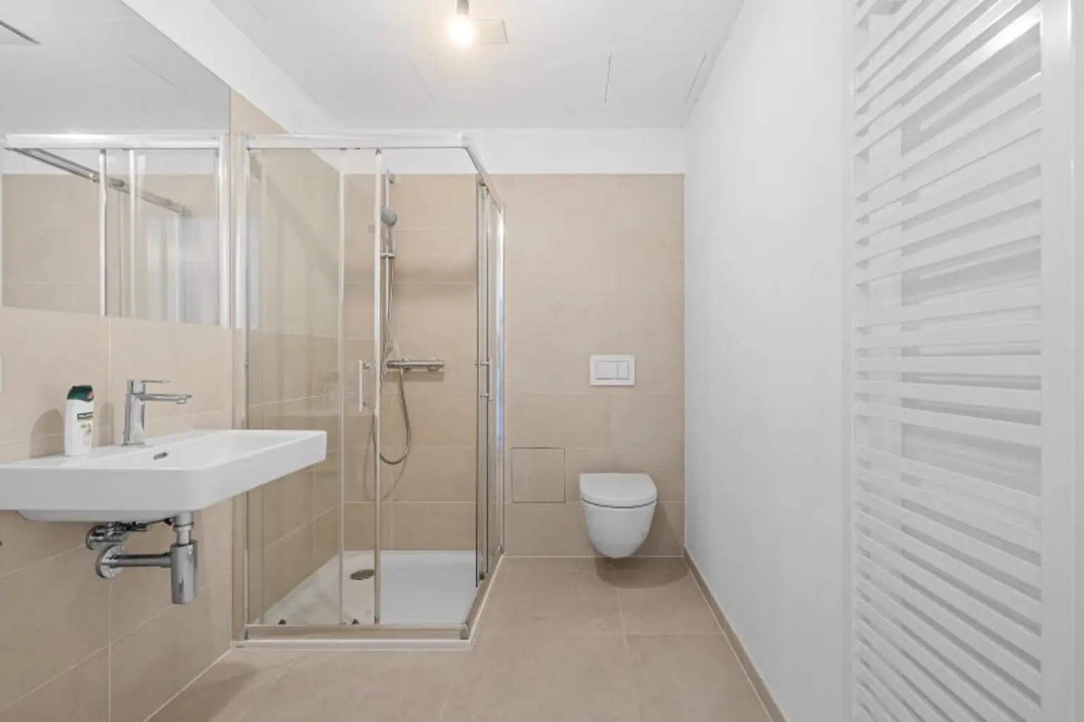 Modernes Wohnen über den Dächern Wiens – stilvolle Neubauwohnung mit Loggia im 18. Stock des Helio Towers