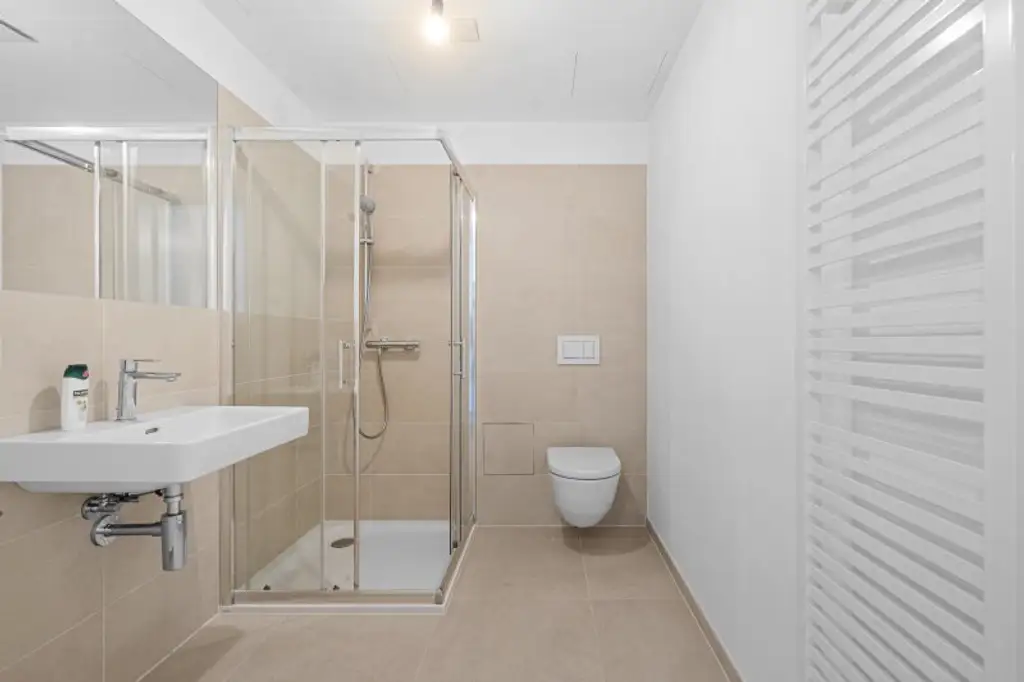 Modernes Wohnen über den Dächern Wiens – stilvolle Neubauwohnung mit Loggia im 18. Stock des Helio Towers