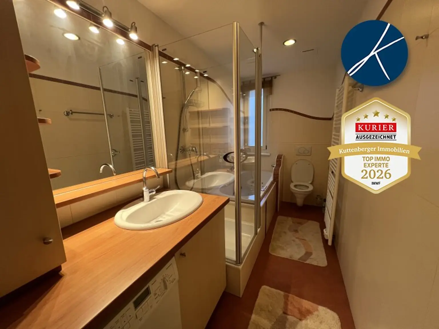 Bad mit Wanne und Dusche