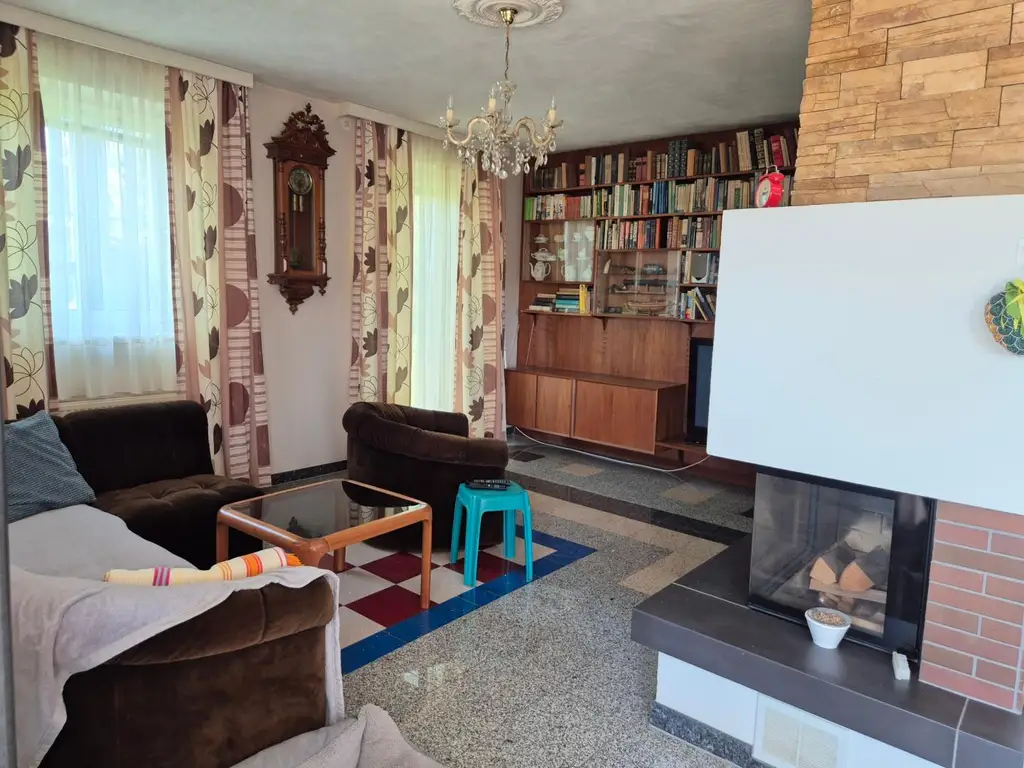 ZWEIFAMILIENHAUS IN ERHÖHTER GRÜNRUHELAGE MIT AUSBLICK