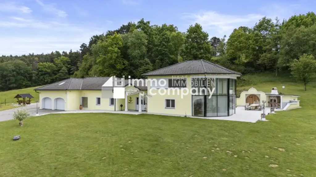 Modernes Wohnparadies in Alleinlage mit Gästehaus, Halle, Weinkeller & mehr – ca. 60.000 m² Grundstück