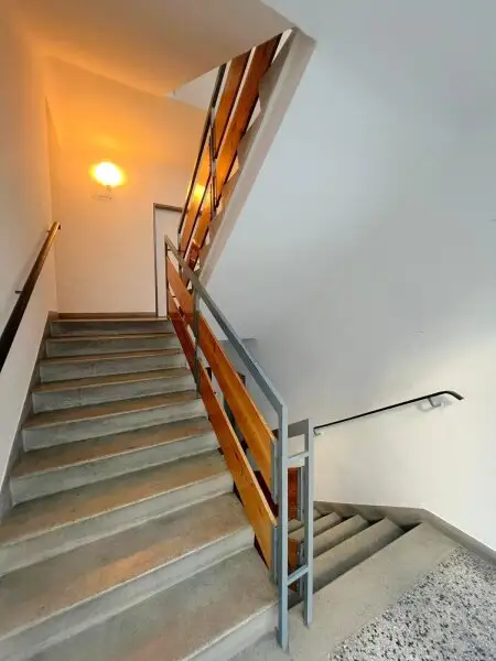 Lichtdurchflutete 2-Zimmer-Wohnung mit Charme & Potenzial in thermisch saniertem 1965-Neubau