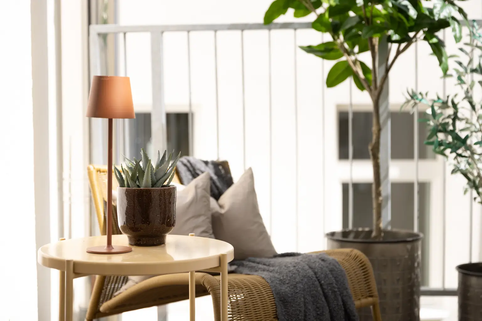 Innenarchitektonisch gestaltete 2-Zimmer-Musterwohnung mit Wohnküche und Terrasse