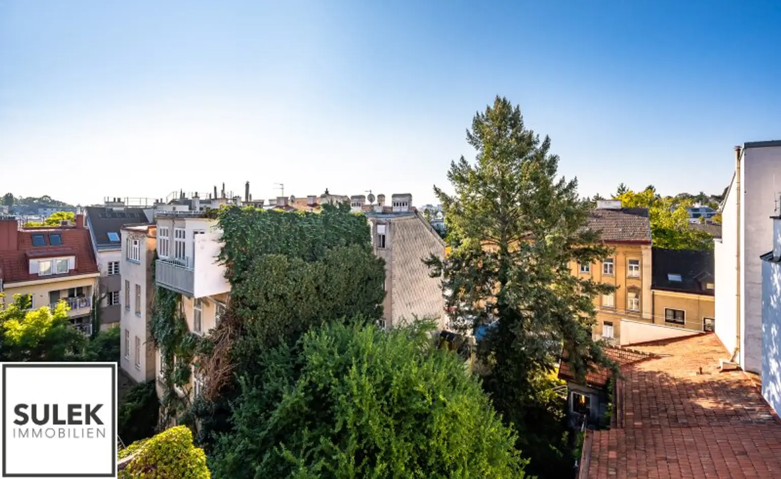 Bastiengasse 15: 3-Zimmer-DG-Wohnung mit separater Küche & gemütlicher, sonniger Terrasse