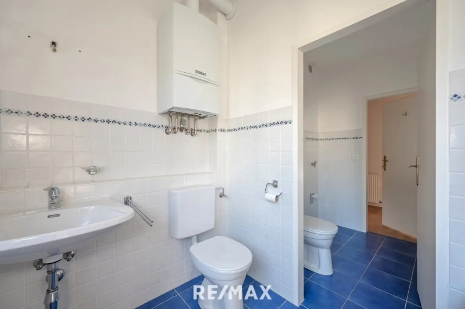 Bad mit Toilette und seperate Toilette