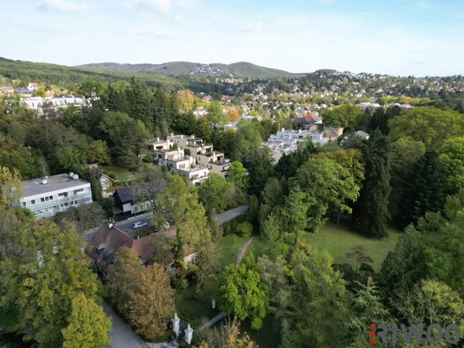 ERSTBEZUG nach Sanierung mit Blick auf Schloss Laudon  | ca. 16 m² Loggia  | Garagenplatz | Vollausgestattete Küche | Erholungsgebiet angrenzend