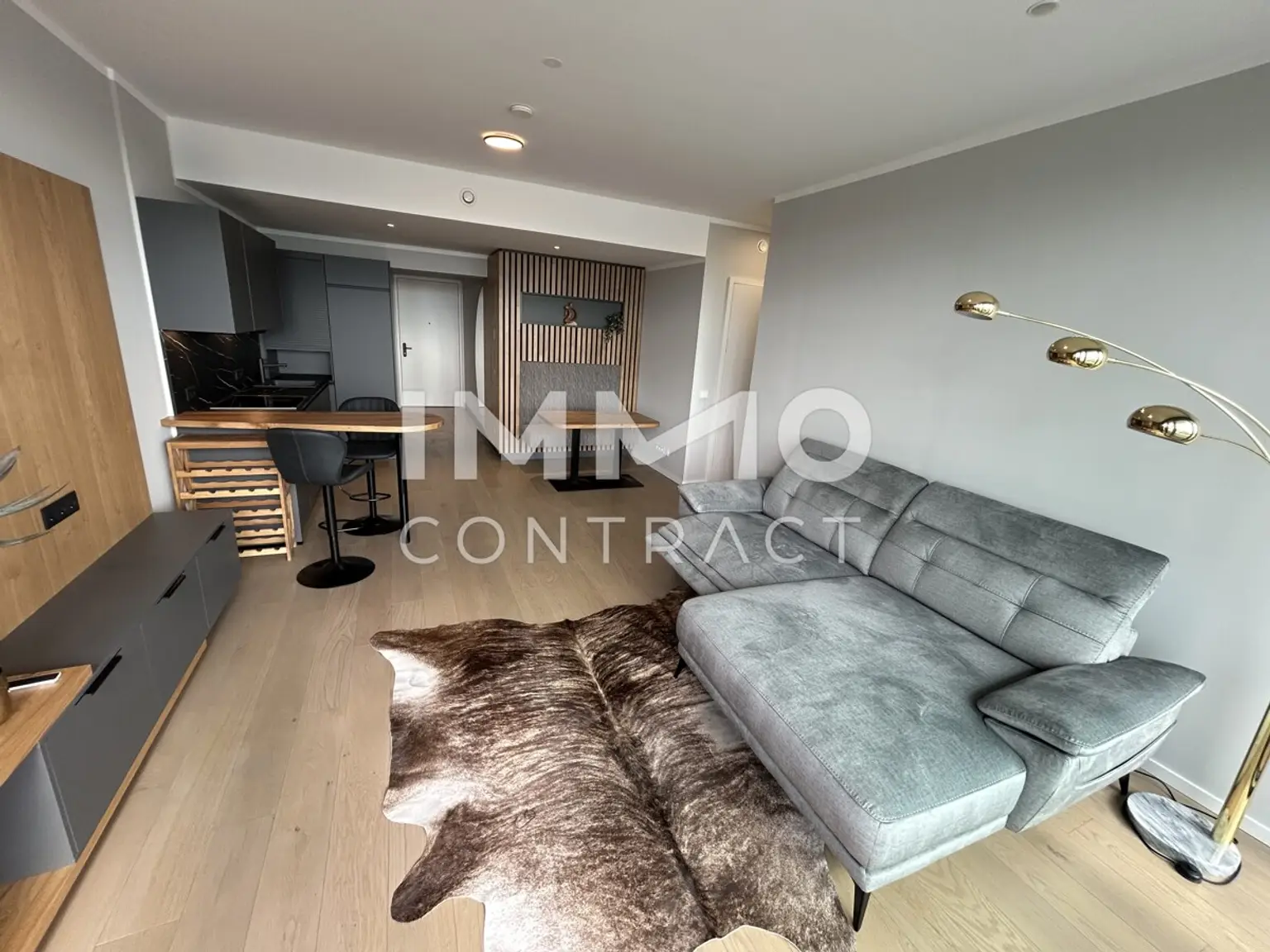 Möbliertes Apartment im 42. Stock mit Weitblick auf die Donau! Pool, Spa und Fitness inklusive!