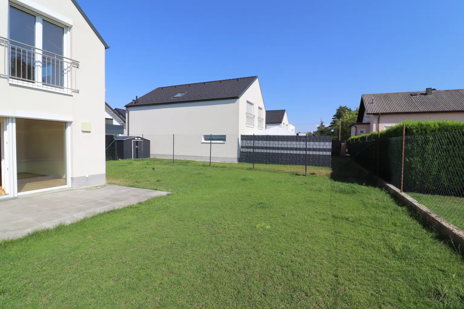 Neuwertige Doppelhaushälfte in Gänserndorf - 4 Zimmer, Keller, Garten, Terrasse, 2 Stellplätze!