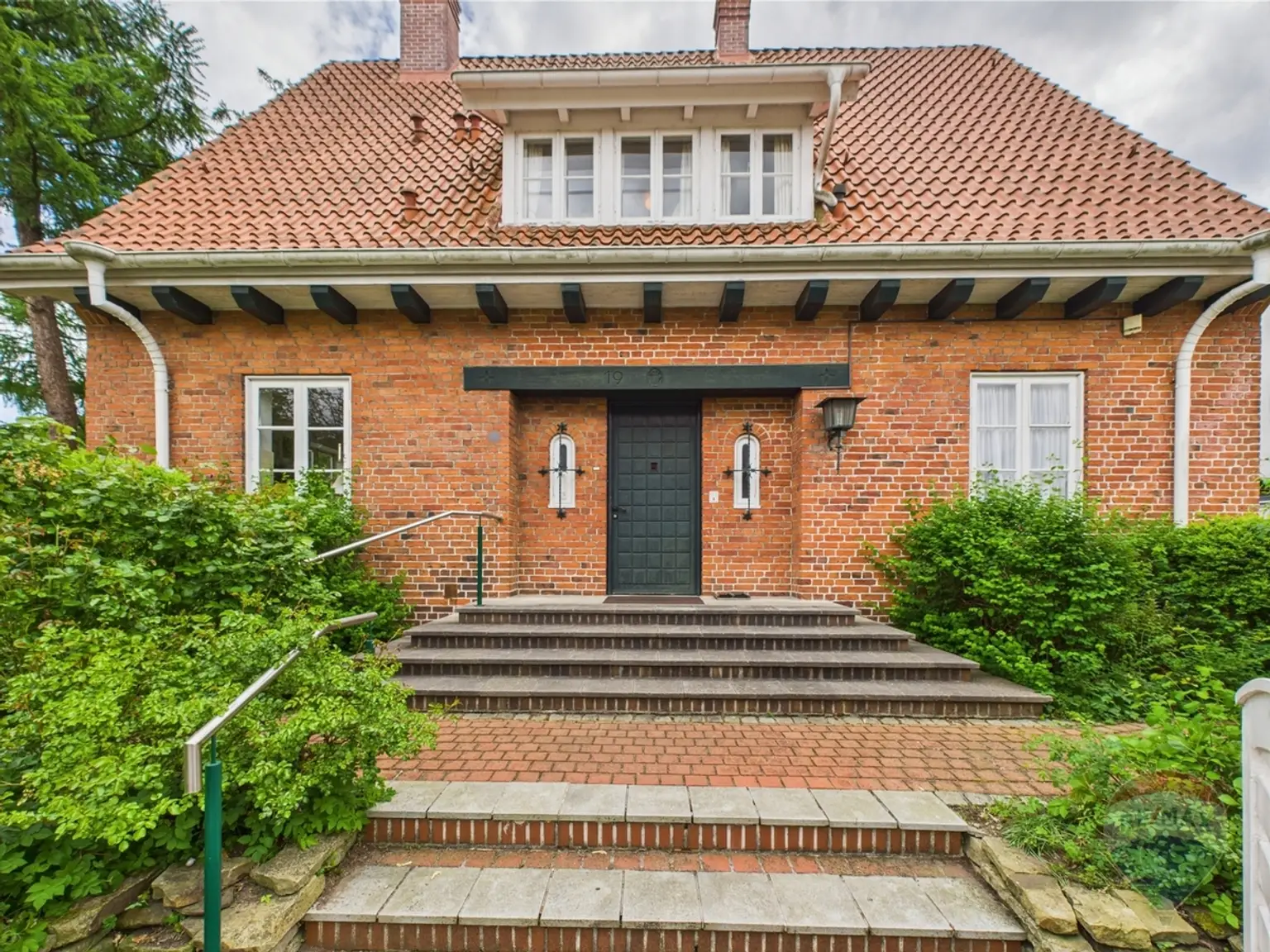 Frontansicht beim Betreten des Grundstückes