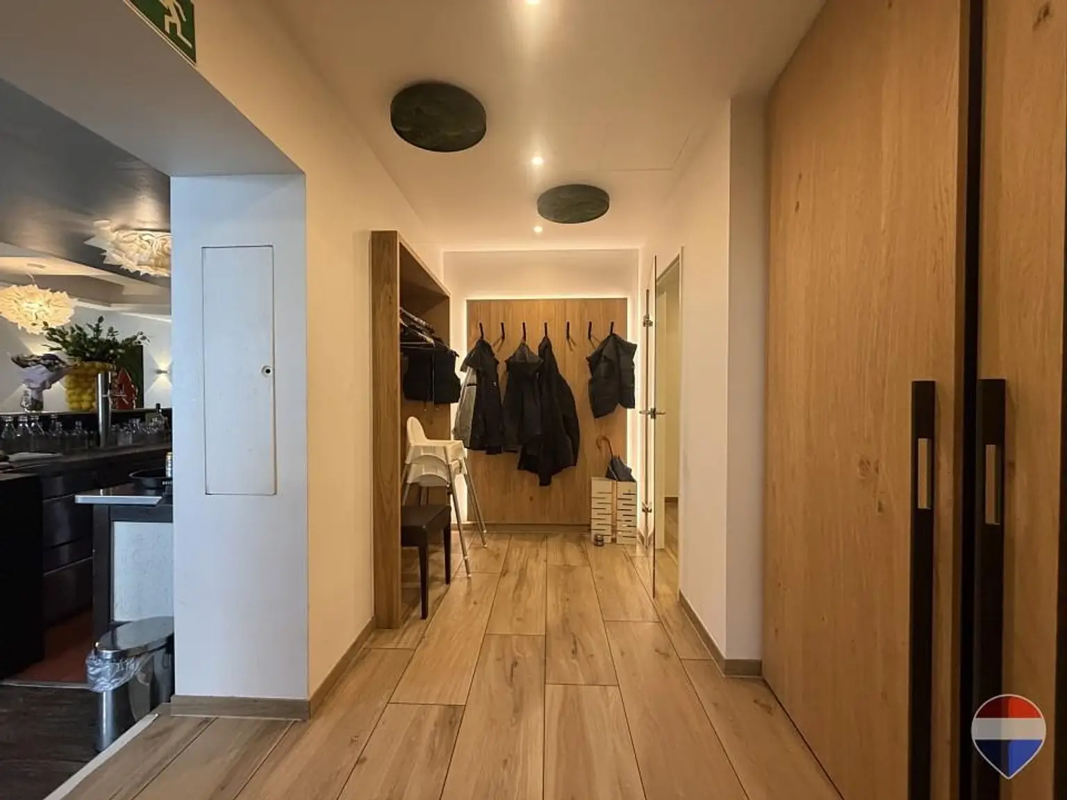 Gastro, Garderobe und WC-Bereich