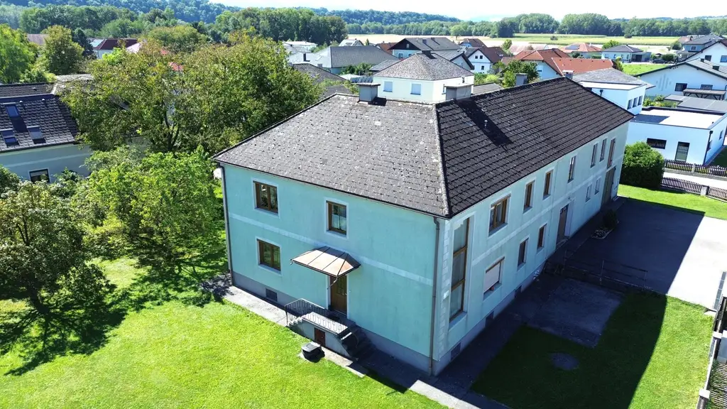 Mehrfamilienhaus mit viel Potenzial und Bauland-Agrar Widmung!