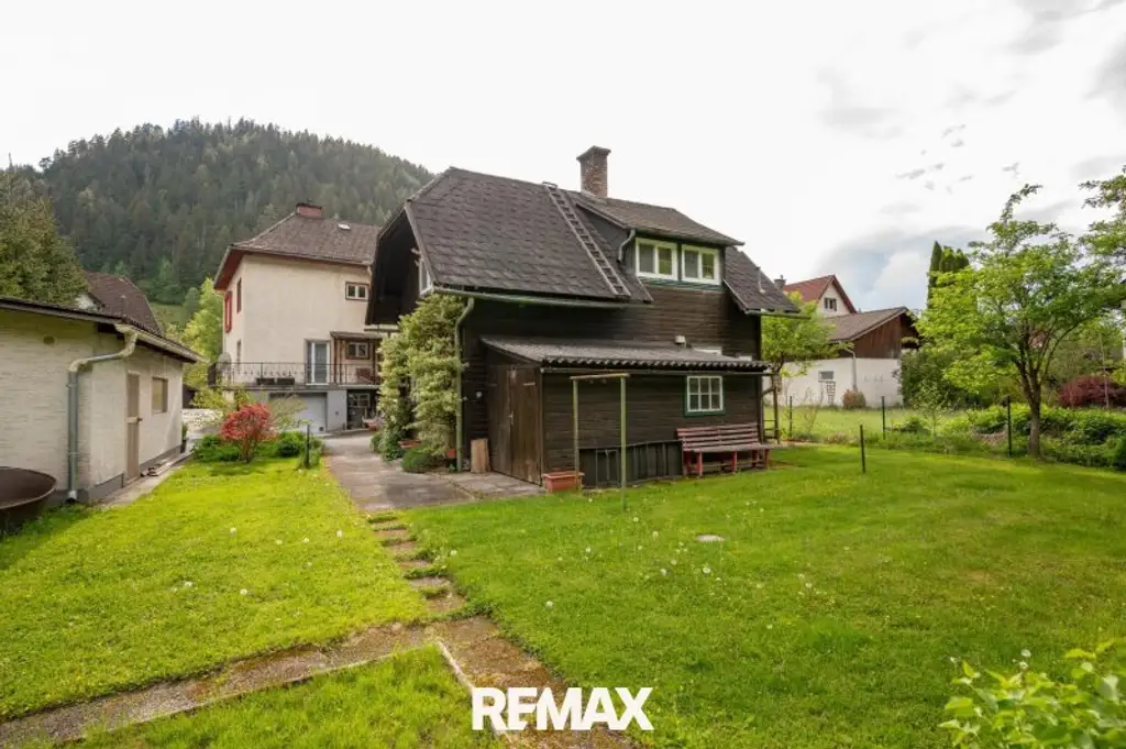 Zwei Häuser, ein Grundstück: Ihr neues Zuhause mit laufenden Mieteinnahmen
