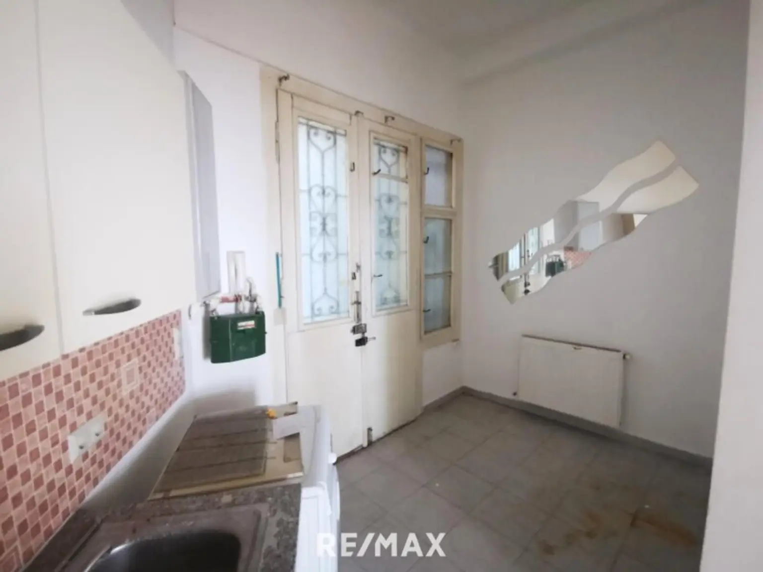 1 Zimmer Wohnungen, 2 Stück im gleichen Haus und Stock, zum sanieren.