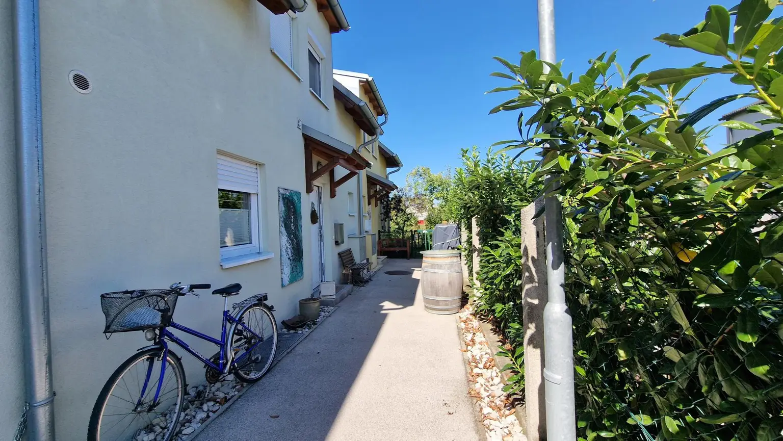 Charmantes Reihenhaus mit Garten, Pool und Terrasse – gepflegt & bezugsbereit ab Sommer 2026