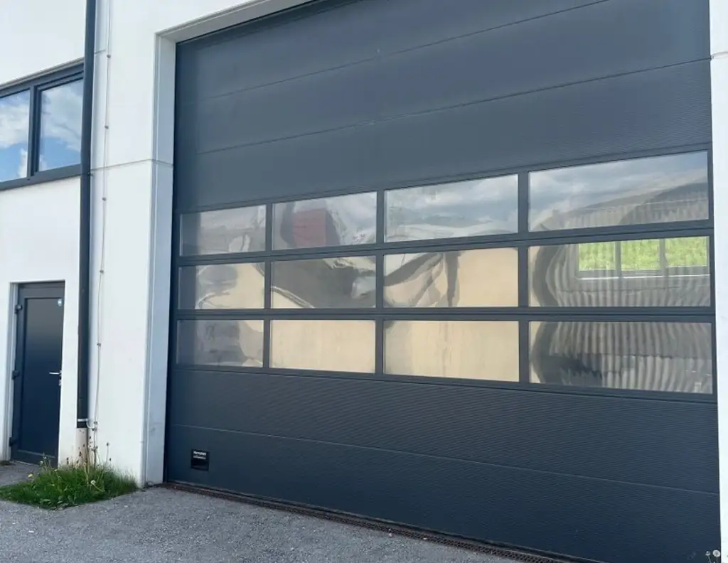 202 m2 beheizbare Halle mit Rolltor | Hallein