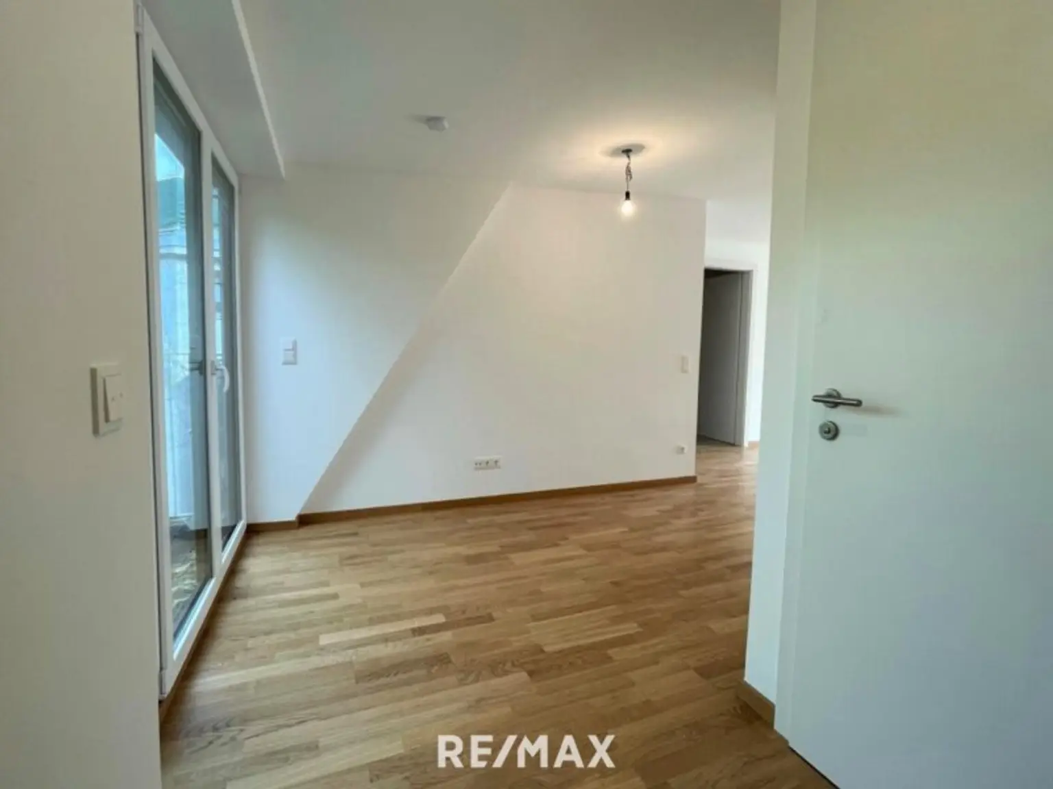 Vorraum mit Ausgang zu Balkon und Dachterrasse