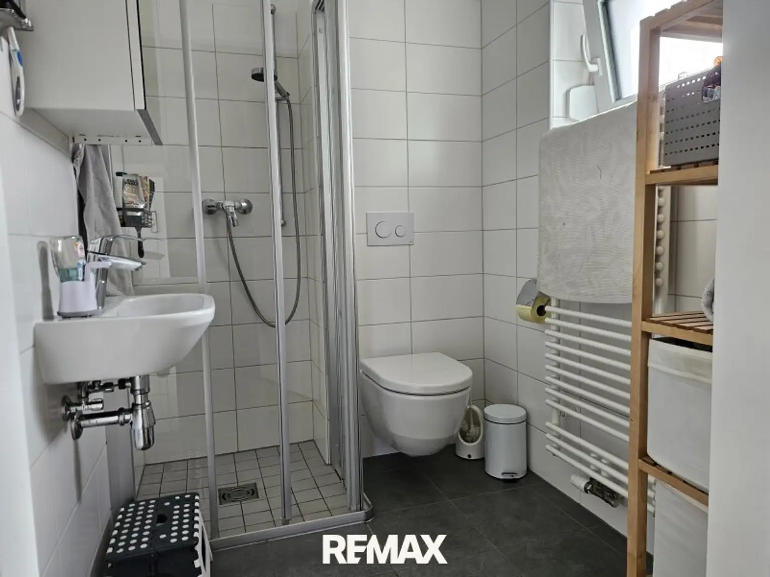 Bad mit Dusche im OG