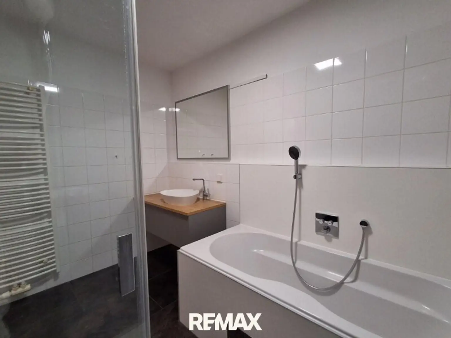12 Bad mit Wanne 1210