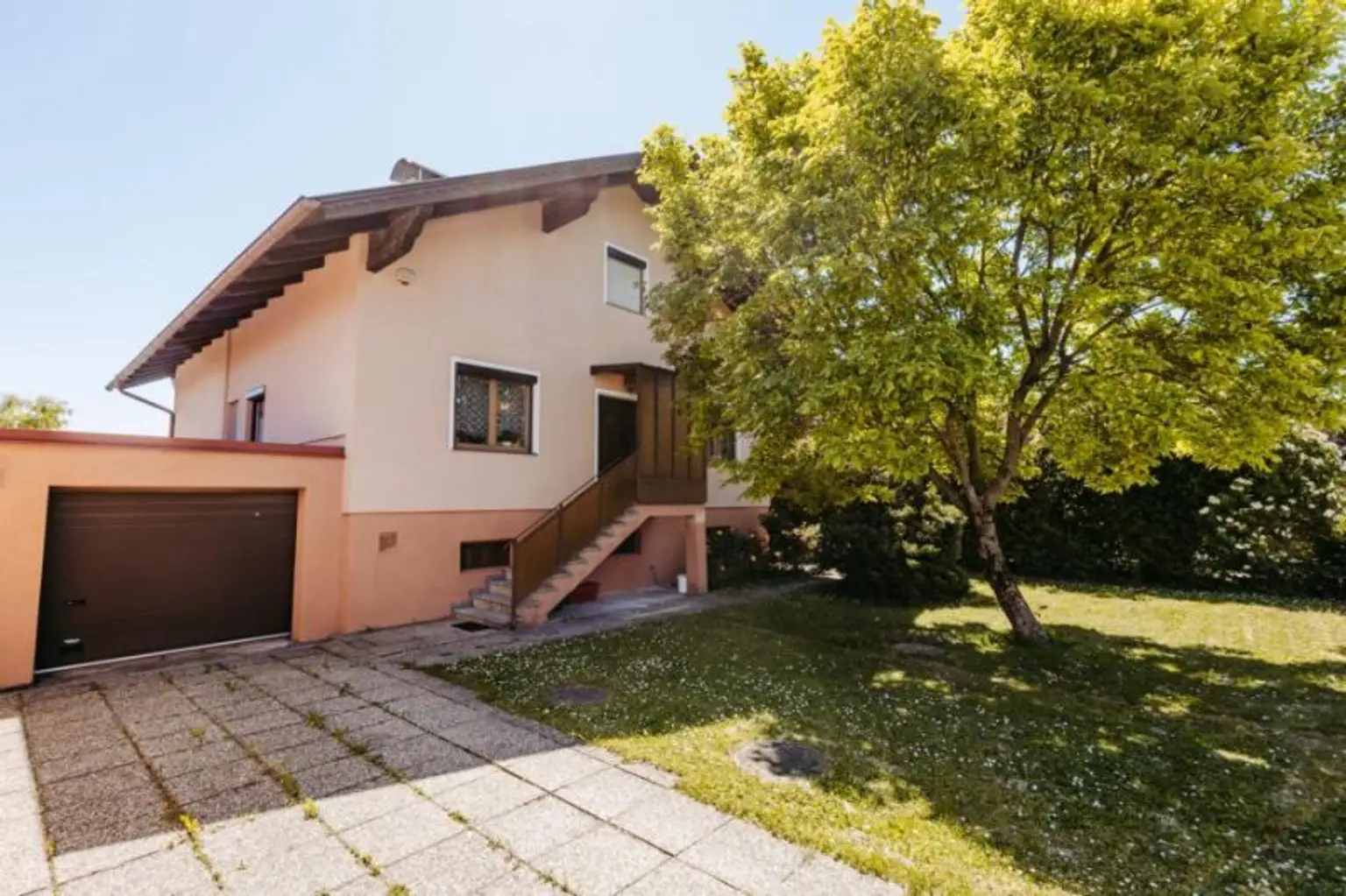 Elegantes, gepflegtes Einfamilienhaus mit Garage und uneinsehbarem Garten, Altbaumbestand