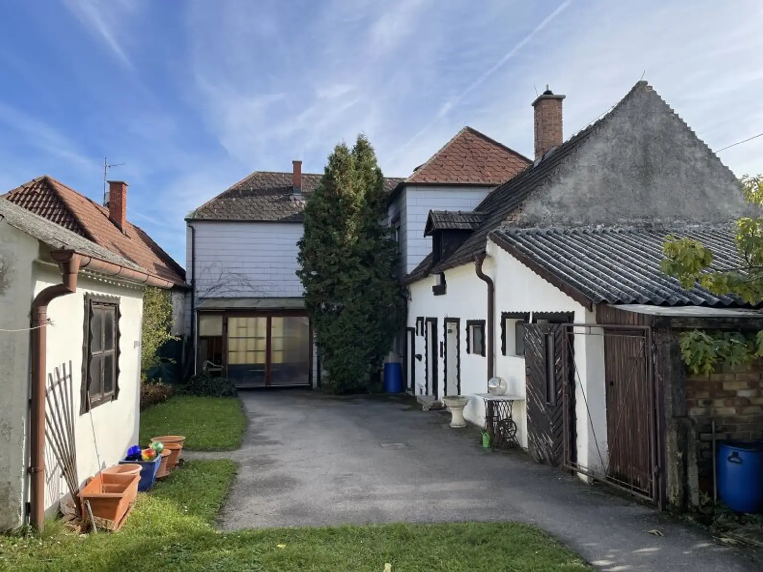 GROSSZÜGIGES ANWESEN MIT WOHNHAUS -- WUNDERSCHÖNER INNENHOF UND GROSSER GARTEN -- 1.315 m²!