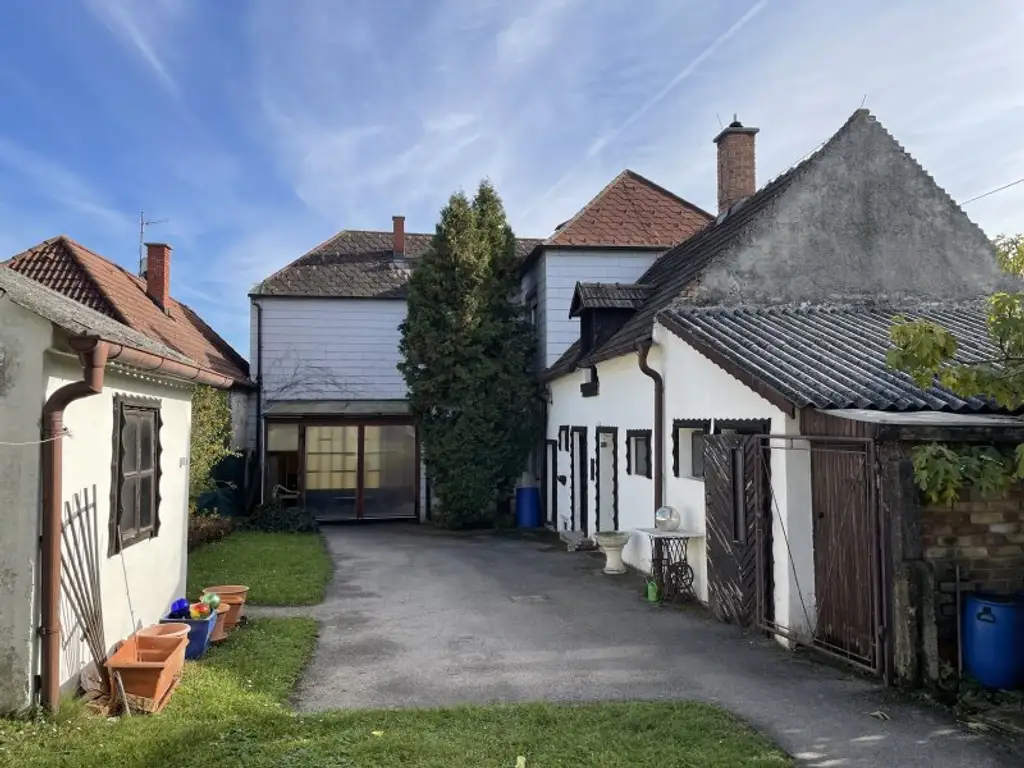 GROSSZÜGIGES ANWESEN MIT WOHNHAUS -- WUNDERSCHÖNER INNENHOF UND GROSSER GARTEN -- 1.315 m²!