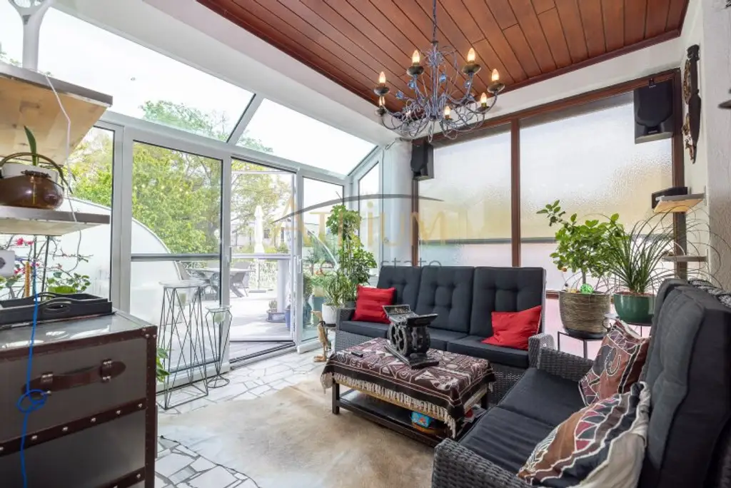 240m²  großes, modern aufgeteiltes 8 Zimmer Einfamilienhaus mit Garten und Pool in Gerasdorf bei Wien