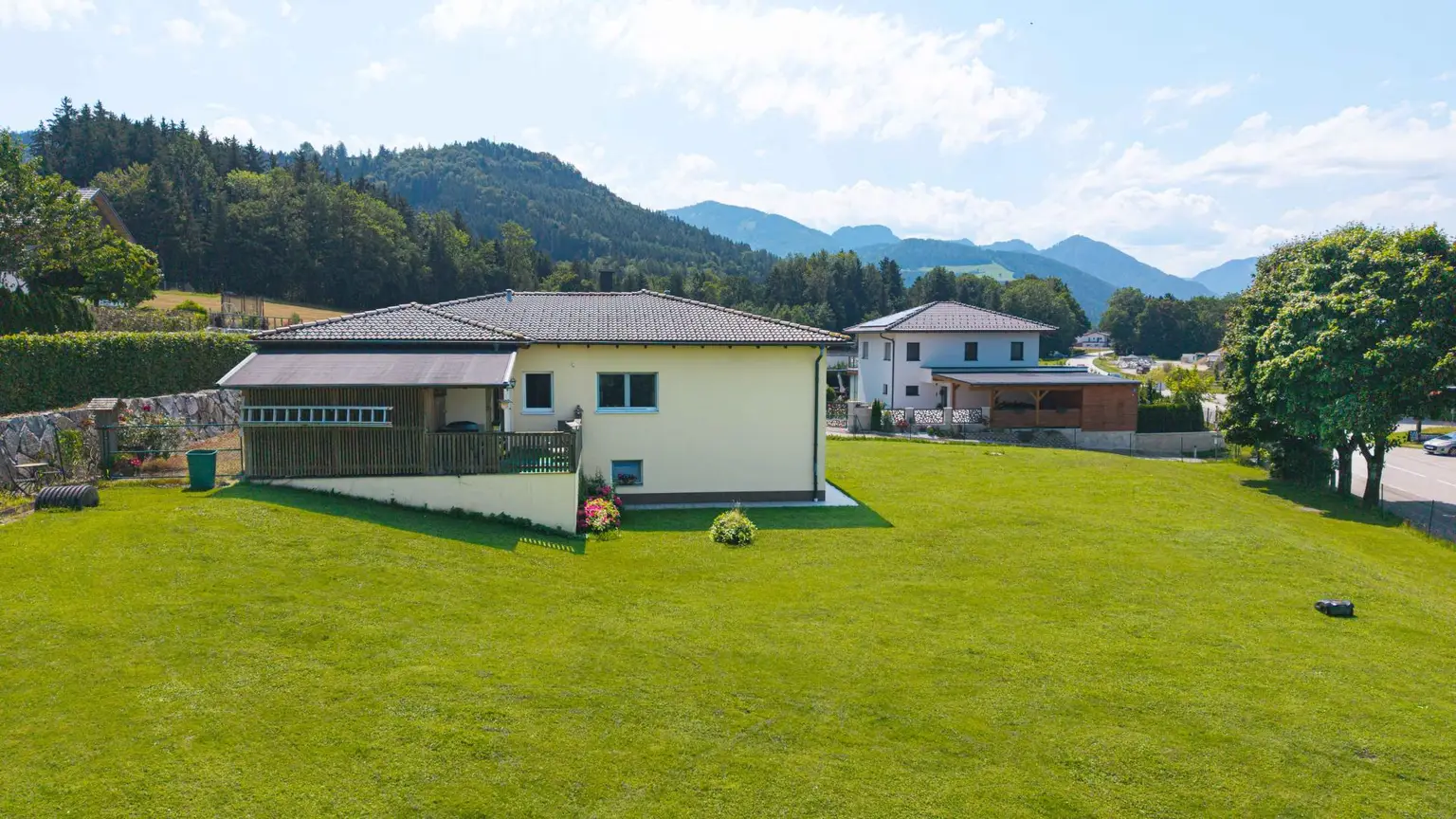 Bungalow mit Einliegerwohnung und großem Grundstück in sonniger Lage!