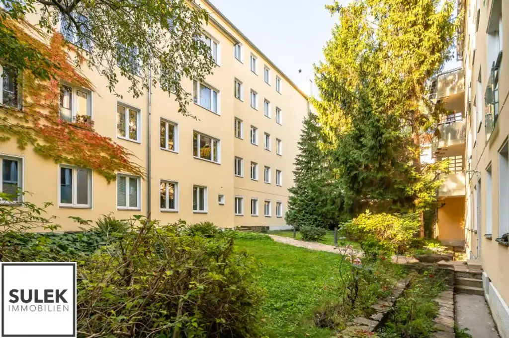 Bastiengasse 15: 3-Zimmer-DG-Wohnung mit separater Küche & gemütlicher, sonniger Terrasse